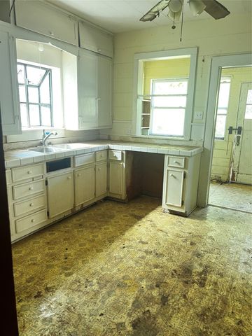 1011 W Walker Street, Denison, TX 75020