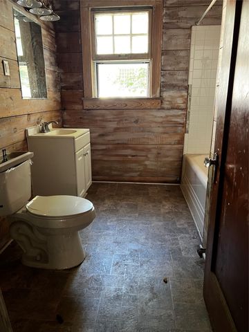 1011 W Walker Street, Denison, TX 75020