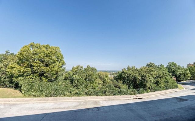 307 E Noble Lane, Fayetteville, AR 72703