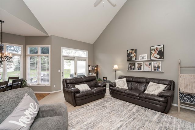 10660 Sharon Circle, Urbandale, IA 50322