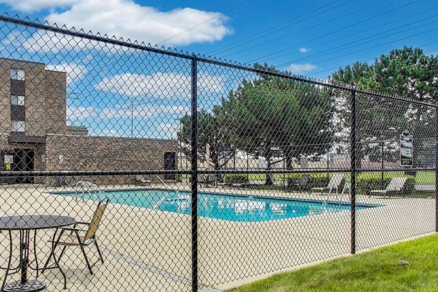 701 W Huntington Commons Road 418, Mount Prospect, IL 60056