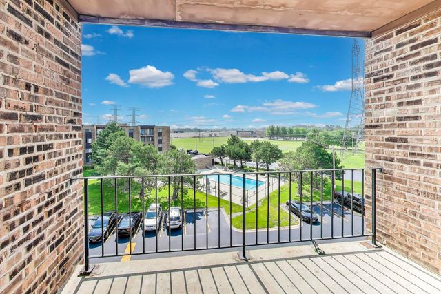 701 W Huntington Commons Road 418, Mount Prospect, IL 60056