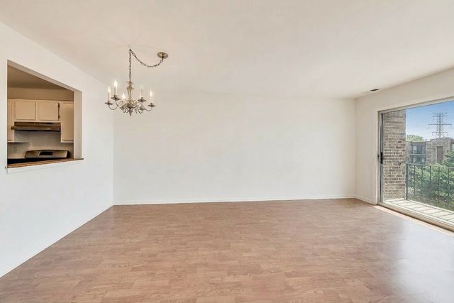 701 W Huntington Commons Road 418, Mount Prospect, IL 60056