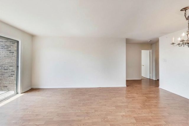 701 W Huntington Commons Road 418, Mount Prospect, IL 60056