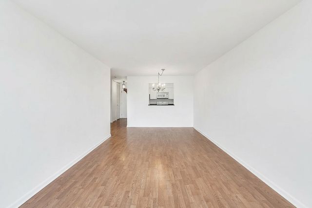 701 W Huntington Commons Road 418, Mount Prospect, IL 60056