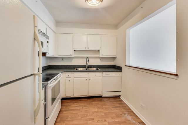 701 W Huntington Commons Road 418, Mount Prospect, IL 60056