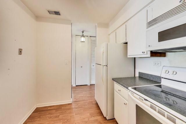 701 W Huntington Commons Road 418, Mount Prospect, IL 60056