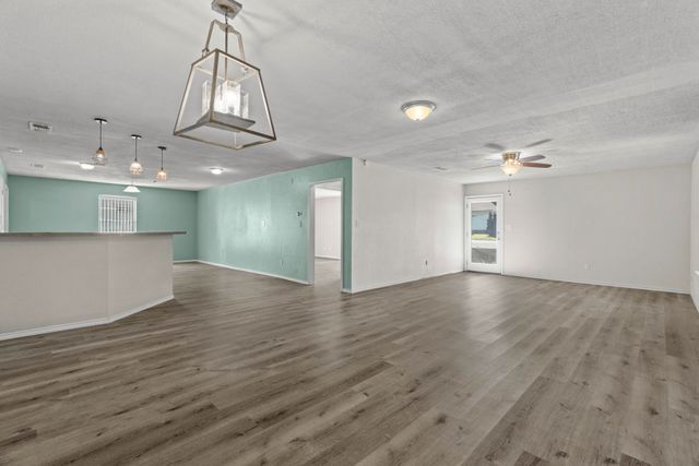 302 W Decatur Street, Chico, TX 76431