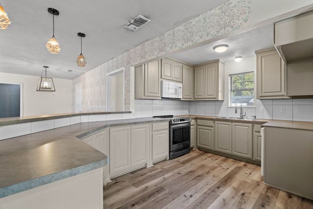 302 W Decatur Street, Chico, TX 76431