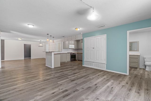 302 W Decatur Street, Chico, TX 76431