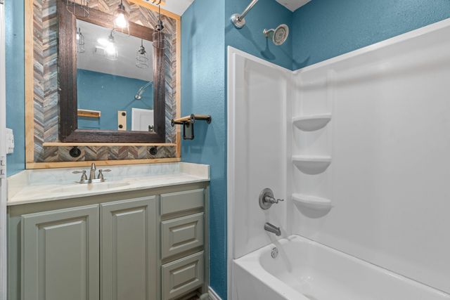 302 W Decatur Street, Chico, TX 76431