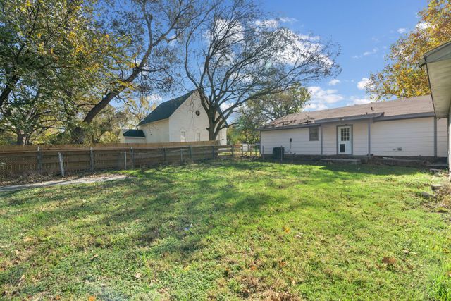 302 W Decatur Street, Chico, TX 76431