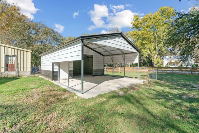 302 W Decatur Street, Chico, TX 76431