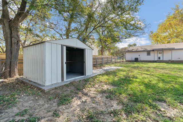 302 W Decatur Street, Chico, TX 76431