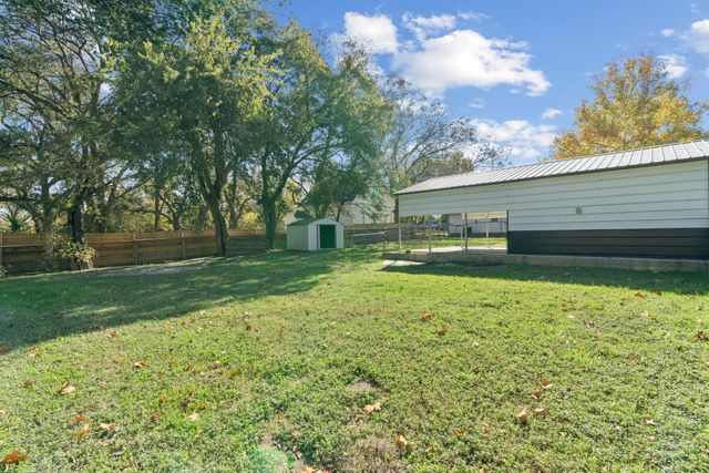 302 W Decatur Street, Chico, TX 76431