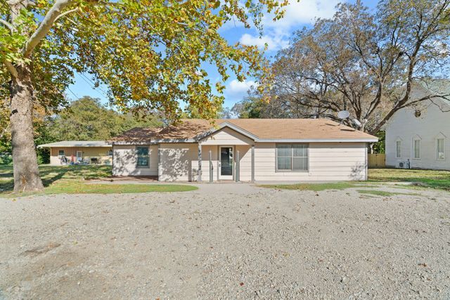 302 W Decatur Street, Chico, TX 76431
