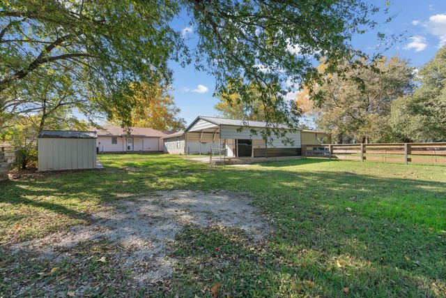 302 W Decatur Street, Chico, TX 76431