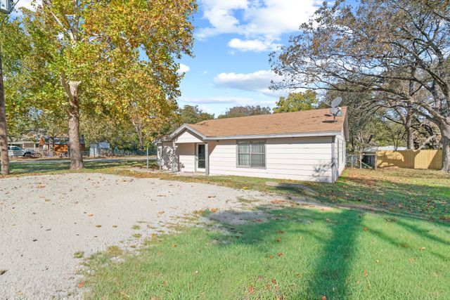 302 W Decatur Street, Chico, TX 76431