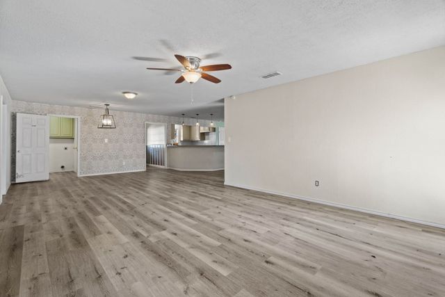 302 W Decatur Street, Chico, TX 76431