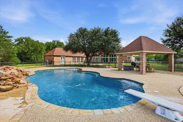 220 Meadow Lake Court, Double Oak, TX 75077