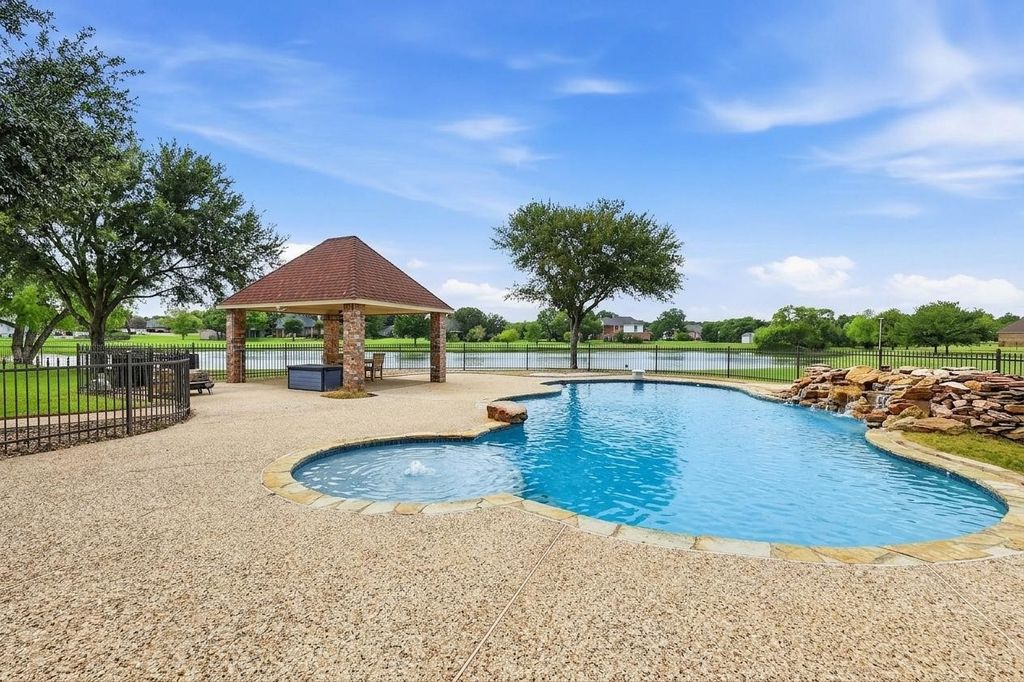 220 Meadow Lake Court, Double Oak, TX 75077