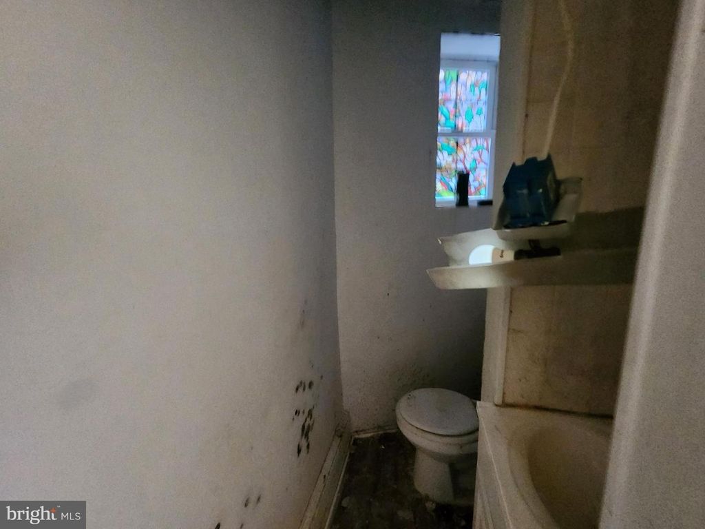 Image 8 of property listing at 529 CUMBERLAND ST, Baltimore, MD 21217