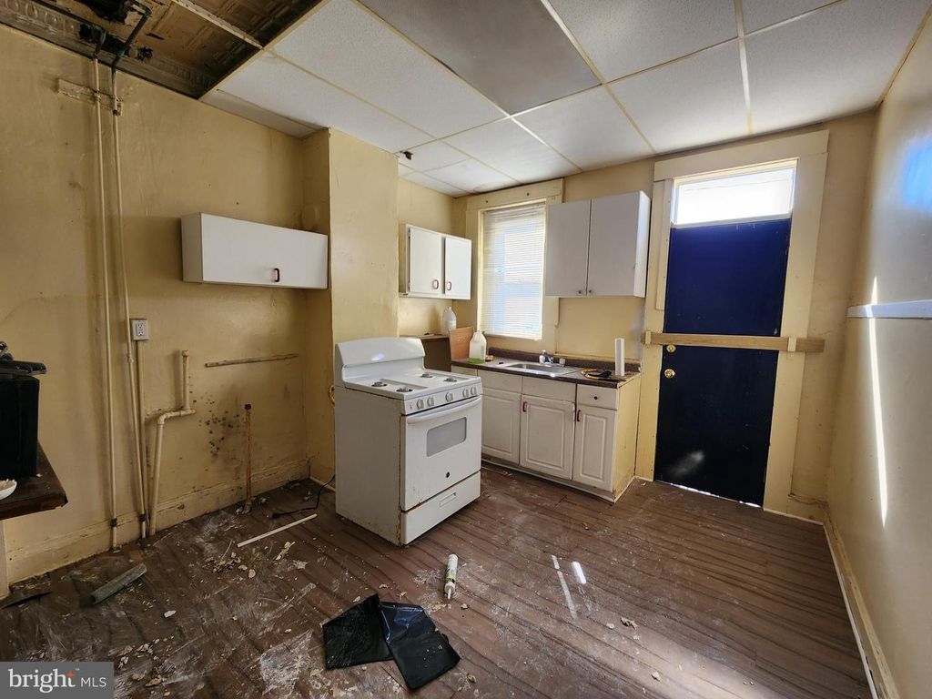 Image 9 of property listing at 529 CUMBERLAND ST, Baltimore, MD 21217