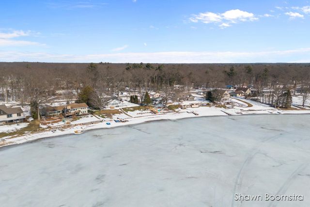 2791 Lakeshore Road, Dalton Twp, MI 49457