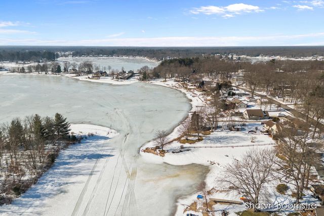 2791 Lakeshore Road, Dalton Twp, MI 49457