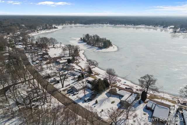 2791 Lakeshore Road, Dalton Twp, MI 49457