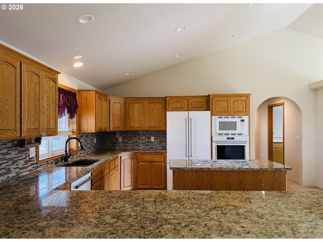 210 PALOMINO Ave, Roseburg, OR 97471