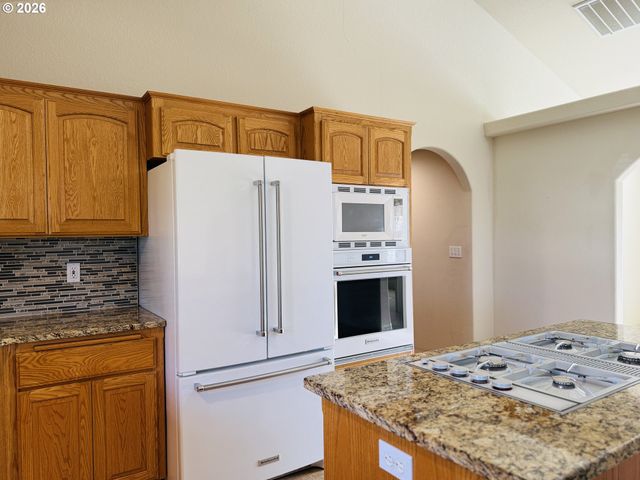 210 PALOMINO Ave, Roseburg, OR 97471