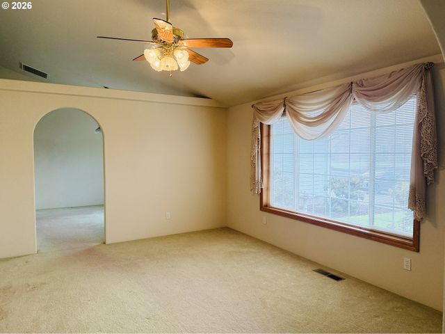 210 PALOMINO Ave, Roseburg, OR 97471