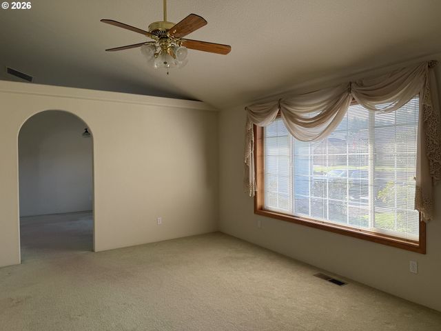 210 PALOMINO Ave, Roseburg, OR 97471