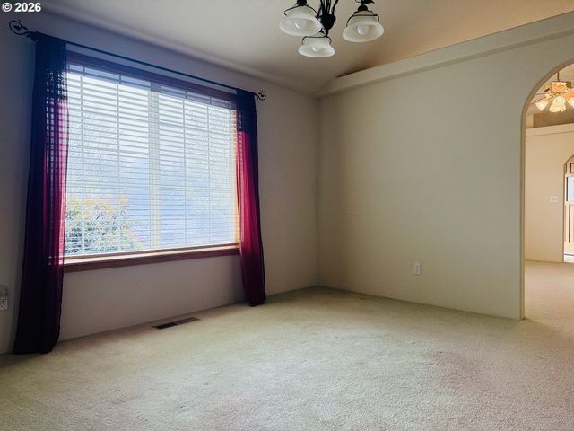 210 PALOMINO Ave, Roseburg, OR 97471