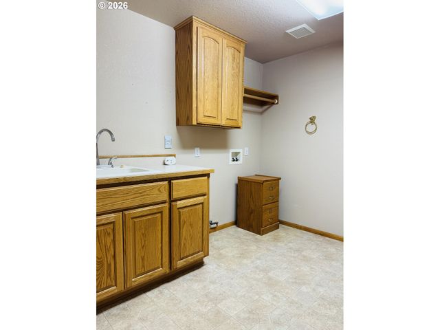 210 PALOMINO Ave, Roseburg, OR 97471