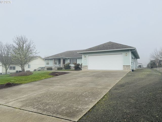 210 PALOMINO Ave, Roseburg, OR 97471