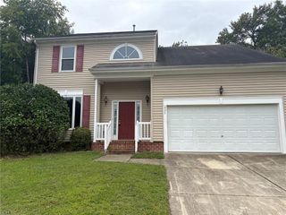 223 Woodburne LN, Newport News, VA 23602