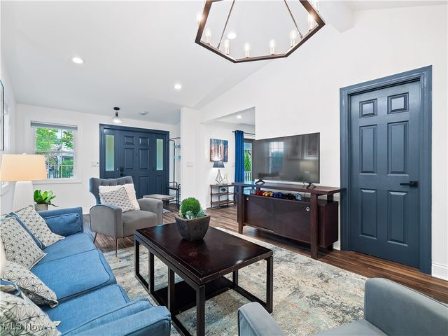 6008 W Clinton Avenue, Cleveland, OH 44102