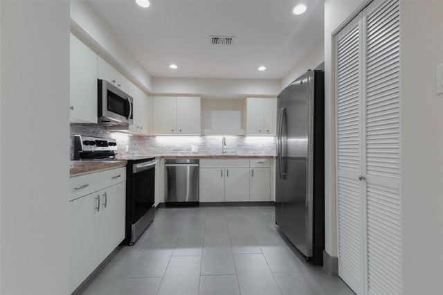 14 Greenway Plaza 23M, Houston, TX 77046