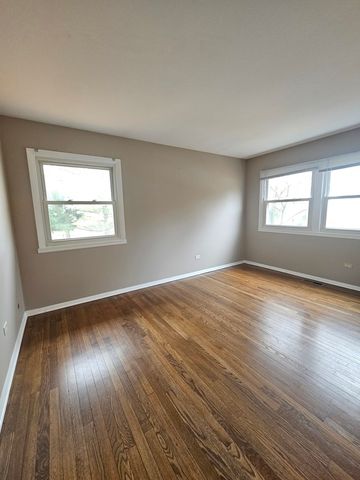 600 Hawthorne Lane, Carpentersville, IL 60110