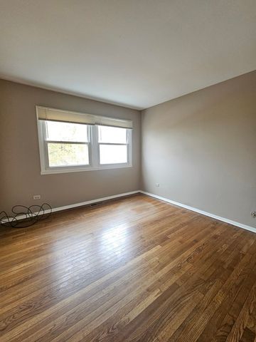 600 Hawthorne Lane, Carpentersville, IL 60110