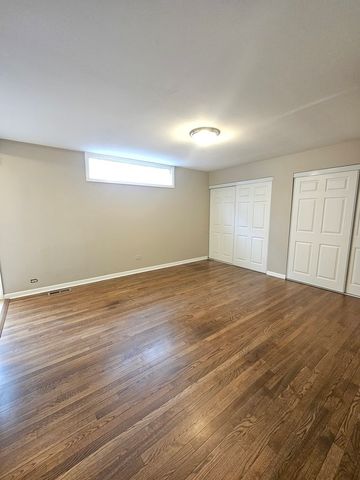 600 Hawthorne Lane, Carpentersville, IL 60110