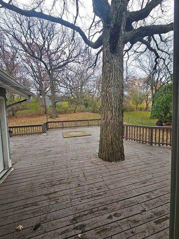 600 Hawthorne Lane, Carpentersville, IL 60110