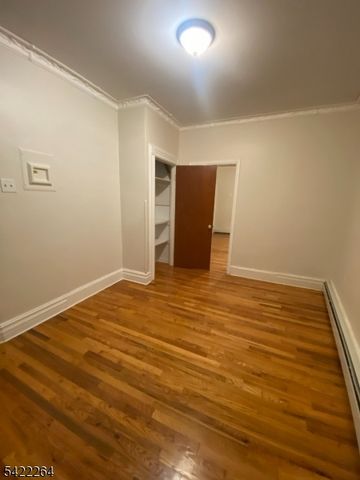 64 Congress St, Newark City, NJ 07105