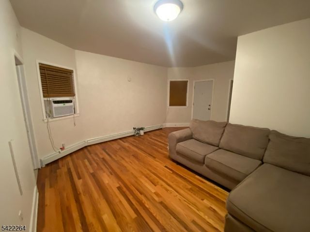 64 Congress St, Newark City, NJ 07105
