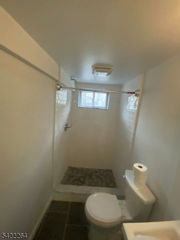 64 Congress St, Newark City, NJ 07105