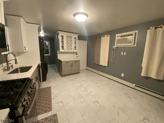 64 Congress St, Newark City, NJ 07105