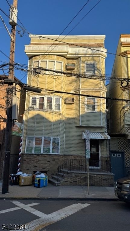 64 Congress St, Newark City, NJ 07105