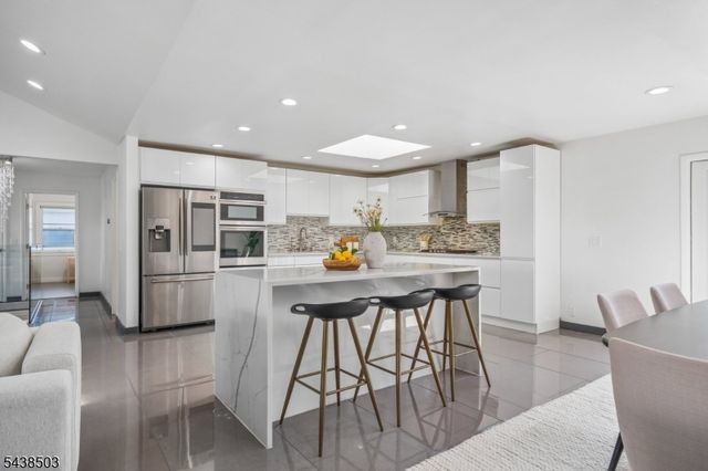 13 Munsey Rd, Emerson Boro, NJ 07630